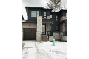 Beautiful Townhome Spacious and bright main floor Living Dining Room.