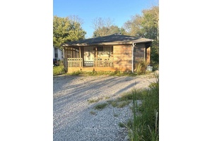 Unique Lifestyle, Live amp ; Work with attached Exercise Facility, or versatile Workshop potential, Furnished, Steps to Lake Simcoe, End Street, Close to all Amenities, including Marina, Fenced Yard, Minutes ...