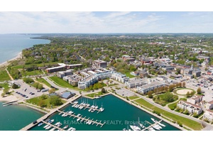 Welcome to easy, carefree living by the lake !
