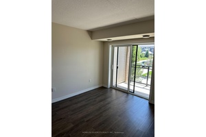 Beautiful well well maintained 2 bedroom, 2 bathroom condo located in Guelph's south end.
