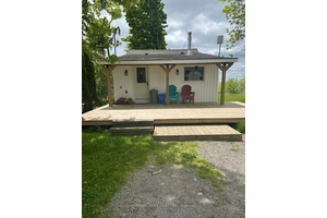 Double Lot Designer Renovated Airbnb Favourite !
