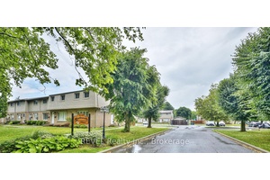 Stylish, Carpet Free End Unit Townhouse in a prime Niagara Falls Location !