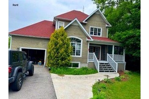 This 3 BEDROOM amp ; 3 Full WASHROOM Freehold 0.