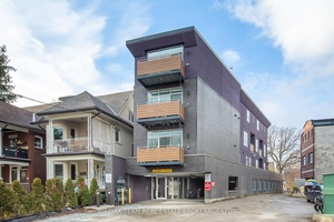 Prime Junction ! Enjoy over 1100 sq.