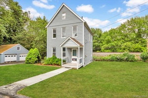 This newly renovated single family residence features 3 spacious bedrooms and 1.
