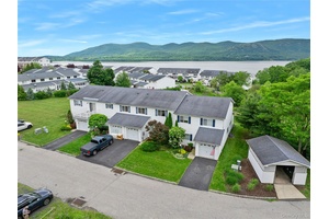 Move right into this beautifully updated unit in Plum Point on the Hudson, located in desirable New Windsor, NY !