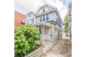 Move in ready single family home in the heart of Flushing.