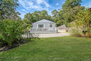 Absolute Cream Puff Home in Very Private Setting !