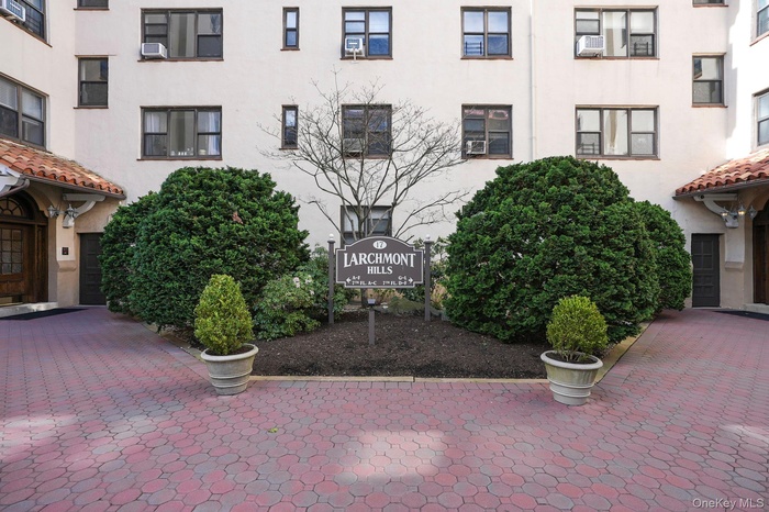 Welcome to Larchmont Hills!