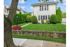 La Dolce Vita ! Live the sweet life in Pelham, the best suburb of New York City !