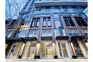 Prime Ground Floor Retail Commercial Space On Dundas At The Base Of The Prestigious In.