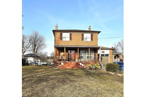 Bright amp ; Spacious Family Home on a Premium Lot !