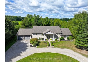 First time on the market, this raised bungalow in Hawtrey just outside of Otterville, Norwich and Delhi, is an excellent home for your family !