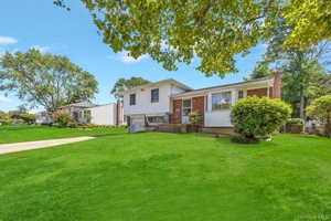 Split Level Home in Prime Old Bethpage Location !