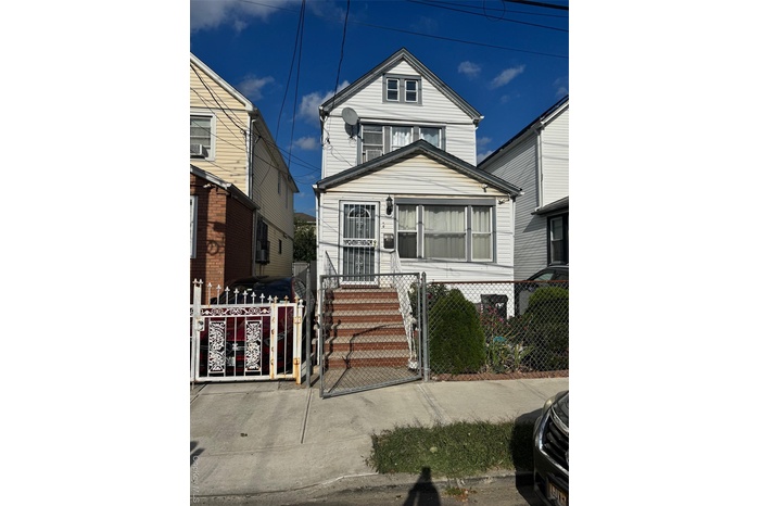 View of front facade with a gate and a fenced front yard