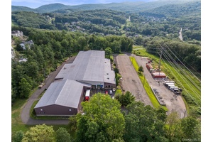 Commercial warehouse Offices on 5 acre property located in Stony Point.
