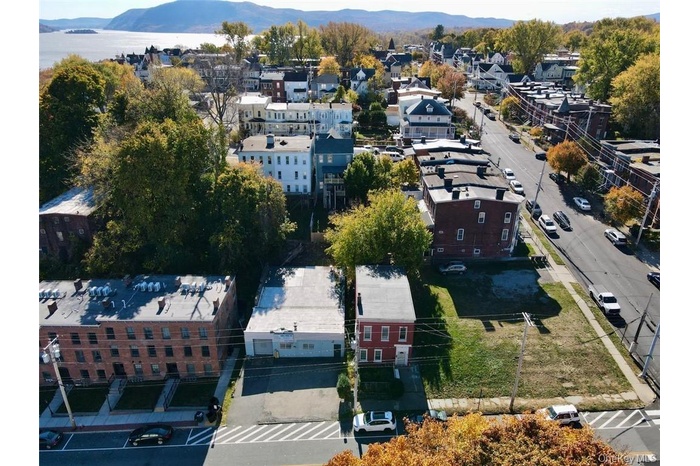 Bird's eye view with a mountain and Hudson River view.