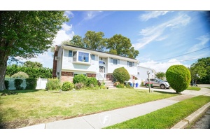 Beautifully maintained Hi Ranch located in the Babylon Village School District on a 70 x 100 level lot.
