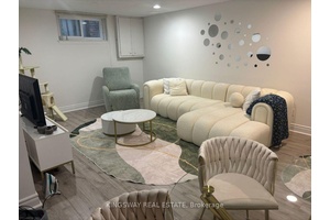 FULLY RENOVATED A FEW STEPS TO YONGE ST PUBLIC TRANSPORTATION, SCHOOLS, SHOPPING CENTRES, HOSPITAL, GO TRAIN SAGE LUXURY NEIGHBOURHOOD