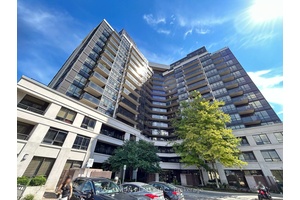 Bright amp ; spacious 1 Den condo with parking at Sheppard amp ; Allen Rd !