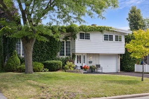 Welcome to this classic side split in sought after Copeland Park !
