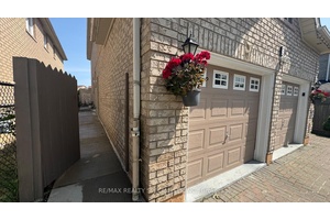 welcome to this beautifully and newly finished legal lower level unit.