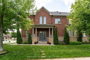 Located in a highly desirable Oakville neighbourhoods, this 3 1 bedroom, 3 bathroom freehold townhome offers the perfect blend of comfort, location, and function.