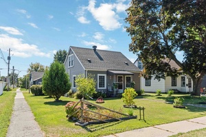 Charming 1. 5 story home in a quiet Smiths Falls neighbourhood !