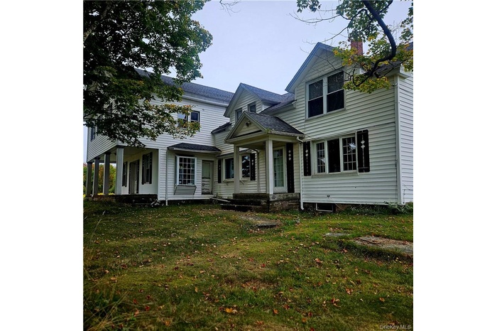 View of front of house featuring a front lawn
