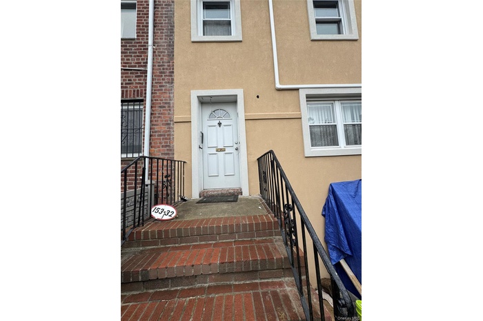 View of exterior entry with stucco siding