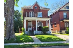This upper lower duplex is just a short walk from City Centre with all its excellent restaurants, shops and theatres.