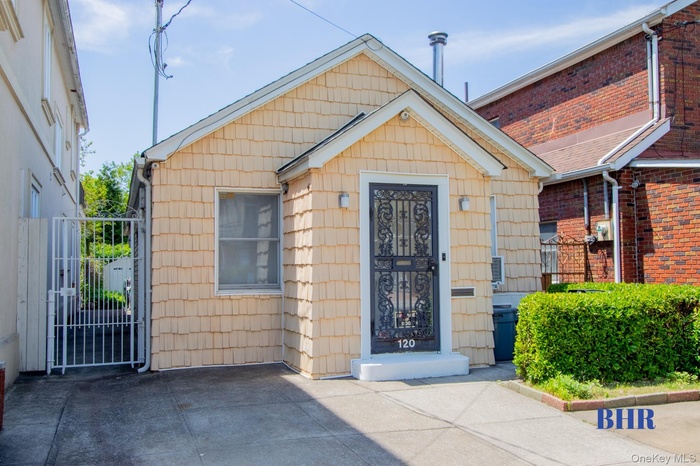 Entrance to property featuring a gate