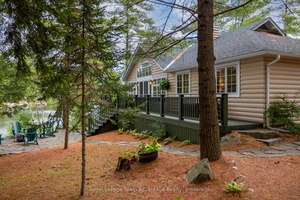 Private peninsula retreat on spring fed Otter Lake.