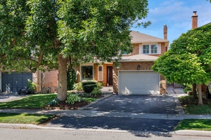 Welcome to Glen Abbey, one of Oakvilles most prestigious and family friendly communities, known for its parks, trails, top rated schools, and world class Glen Abbey Golf Club.