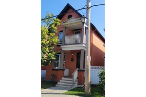 This triplex offers a fantastic living experience in the heart of Ottawa !
