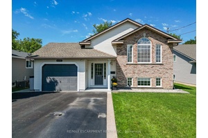 SPACIOUS LIVING, STROLL TO THE LAKE.