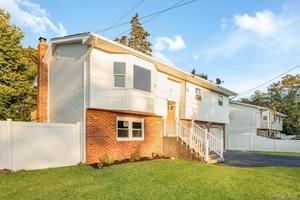 Move right into this beautifully updated home in Holbrook, NY !