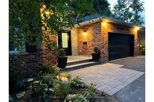 This fabulous 3 1 bedroom bungalow just became available in the heart of old Ancaster, just minutes to the old town village, central to shopping amp ; the 403.