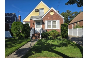 Charming Cape on 40x100 Lot in the Heart of Floral Park !