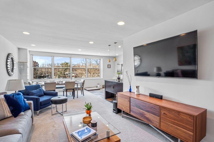 Living area featuring carpet and recessed lighting