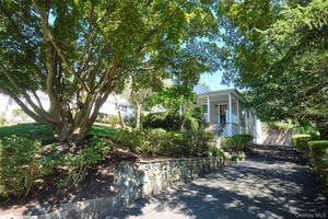 Welcome to 41 Whitewood Ave A Stylish Alternative to Condo Living !