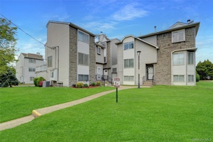 Move right in to this renovated Condo style home w 2 bedrooms, full bath w new kitchen and bath.