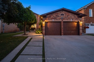 Beautiful Ravine Lot Home in Glen Abbey Backing on to Merchants Trail amp ; Across from Heritage Way Park.