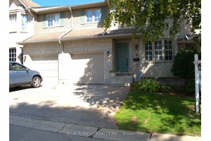 Beautiful Townhouse located between 3 5 minutes drive to shopping plazas, grocery stores, Masonville mall, UWO and University hospital, one of the most sought after London areas.