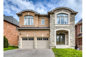 Stunning 4 Bed 4 Bath Detached Ravine Lot Home !