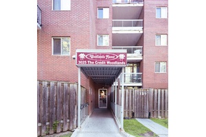 PRIME LOCATION. Amazing ready to move in condominium in prime Mississauga location.