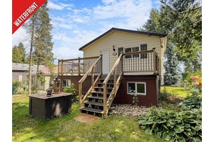Discover this captivating 3 bedroom, 2 bathroom direct waterfront home !