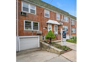Welcome to 43 20 196th Street, a charming single family home in Auburndale.