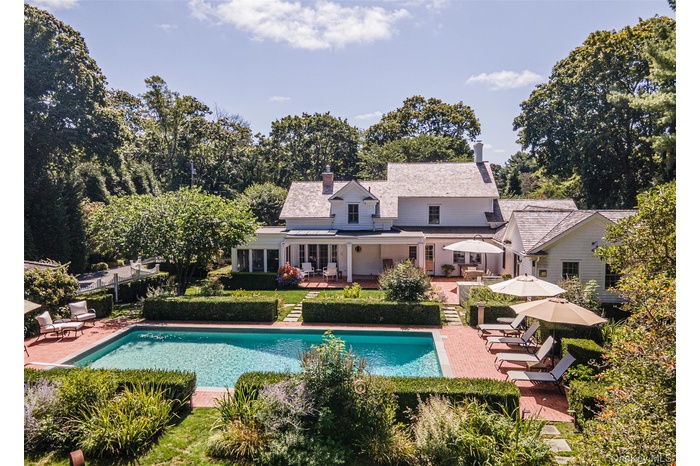 Hidden behind the hedges in the hamlet of Remsenburg sits a magical oasis ensuring tranquil enjoyment.