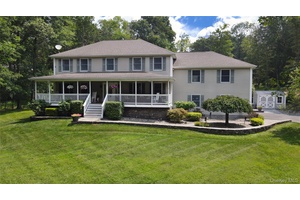 Charming Colonial retreat in Lagrangeville !